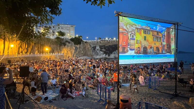 La projecció de ‘Lucca’ en el Mal Pas obri el cicle ‘Cinema a la Platja’ davant centenars de persones