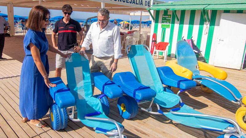 Benidorm incorpora tres sillas anfibias infantiles para los puntos de playas accesibles