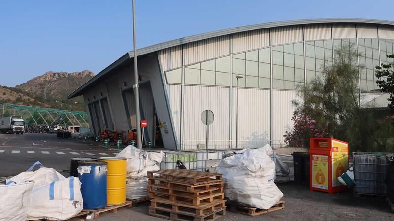 Benidorm firma un convenio con el Consorcio de Residuos y FCC para gestionar la recogida de aceite doméstico usado y residuo textil   