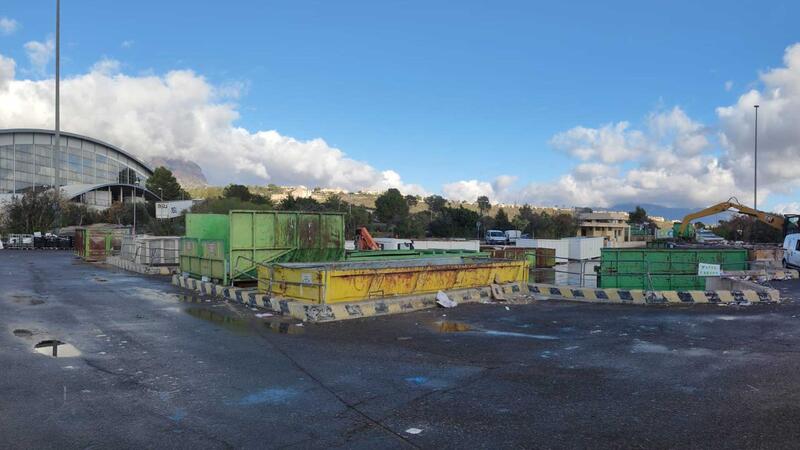 Benidorm firma un convenio con el Consorcio de Residuos y FCC para gestionar la recogida de aceite doméstico usado y residuo textil   