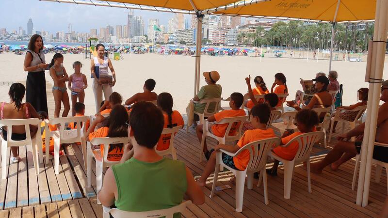 La biblioplaya del Parque de Elche acoge la primera charla divulgativa sobre el valor de la posidonia