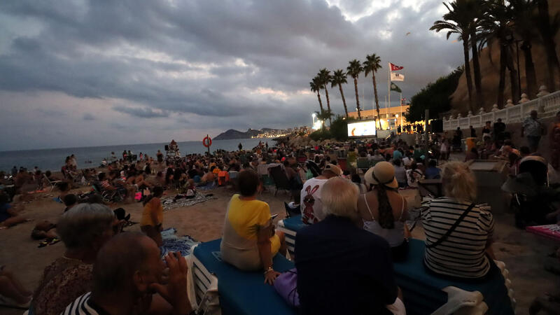 El público vuelve a llenar el Mal Pas en la segunda sesión de ‘Cine en la playa’