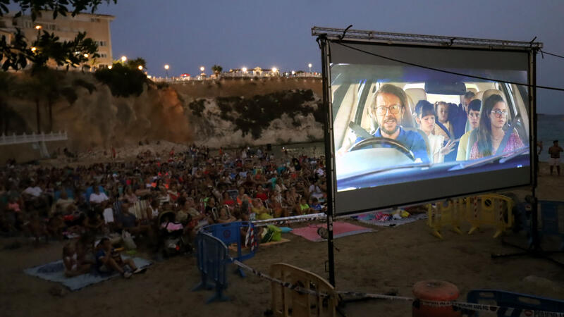 El público vuelve a llenar el Mal Pas en la segunda sesión de ‘Cine en la playa’