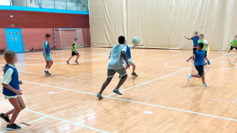 Casi 1.000 niños y adolescentes disfrutan del verano haciendo deporte en las escuelas municipales de Benidorm
