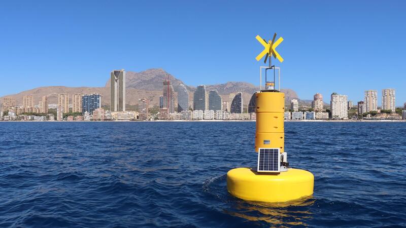 Benidorm mejora la medición de la calidad de sus aguas costeras con dos boyas inteligentes en las playas en Poniente y Levante