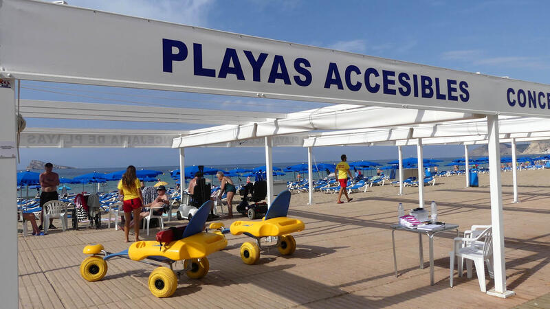 Las playas accesibles de Benidorm superan los 8.700 usuarios en los meses centrales del verano