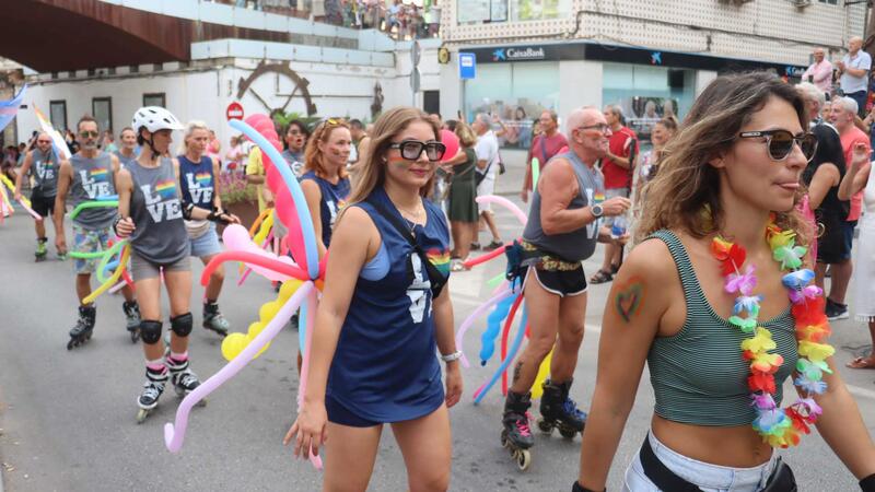 El multitudinario desfile del Benidorm Pride inunda la ciudad de colorido y diversión 