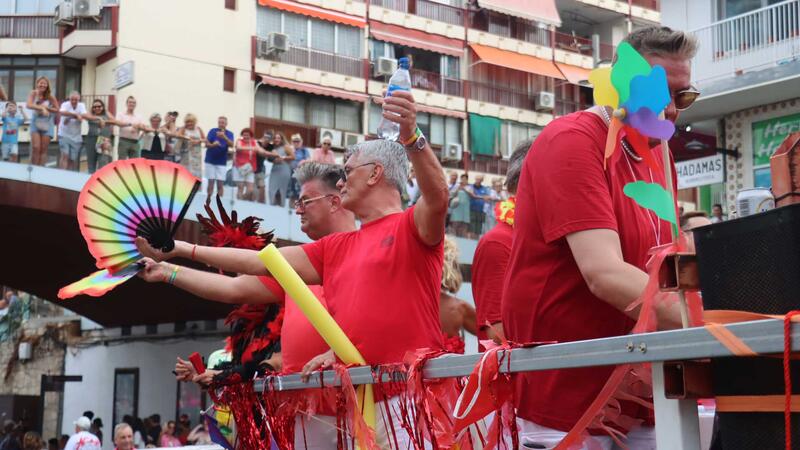 El multitudinario desfile del Benidorm Pride inunda la ciudad de colorido y diversión 