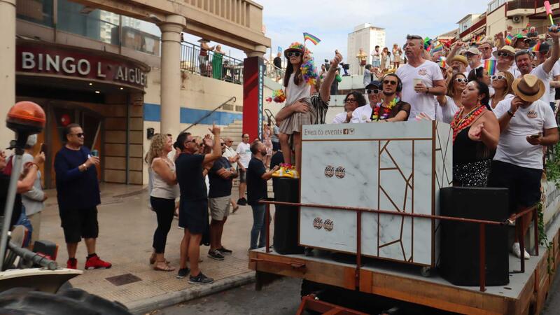 El multitudinario desfile del Benidorm Pride inunda la ciudad de colorido y diversión 