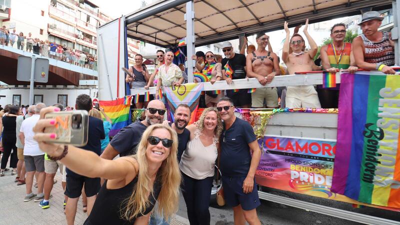 El multitudinario desfile del Benidorm Pride inunda la ciudad de colorido y diversión 
