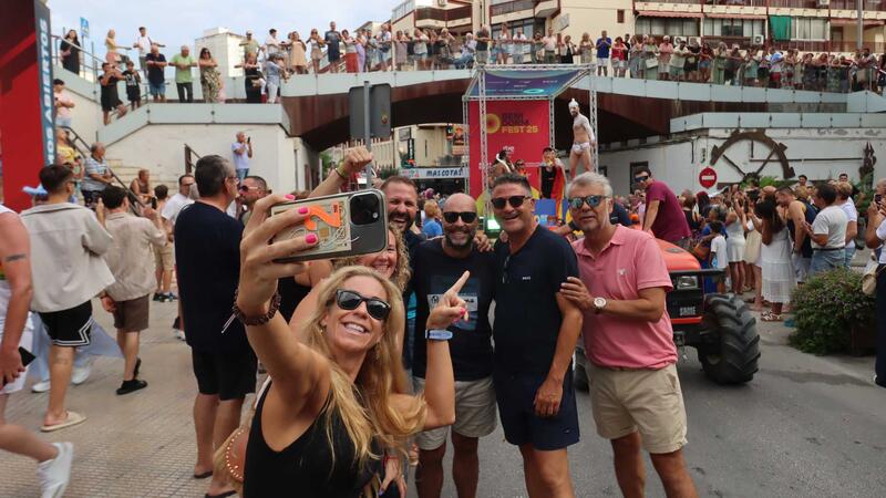 El multitudinario desfile del Benidorm Pride inunda la ciudad de colorido y diversión 