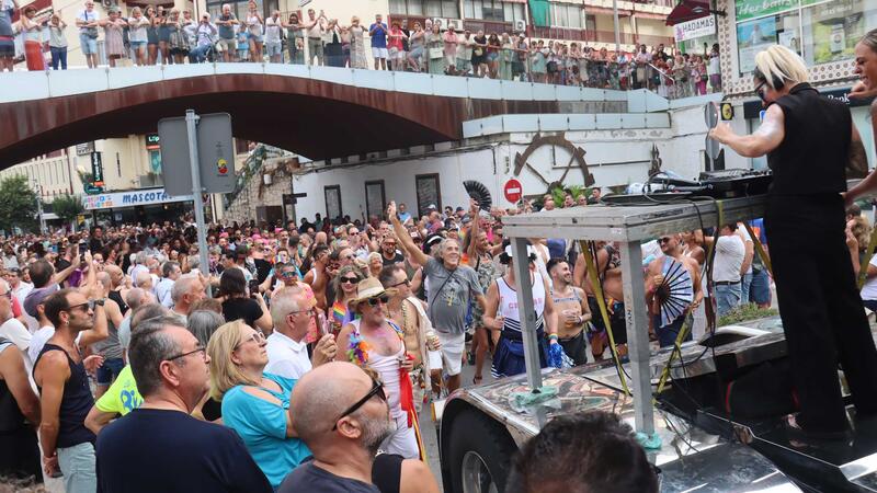 El multitudinario desfile del Benidorm Pride inunda la ciudad de colorido y diversión 