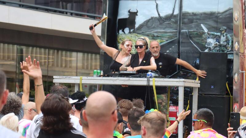 El multitudinario desfile del Benidorm Pride inunda la ciudad de colorido y diversión 