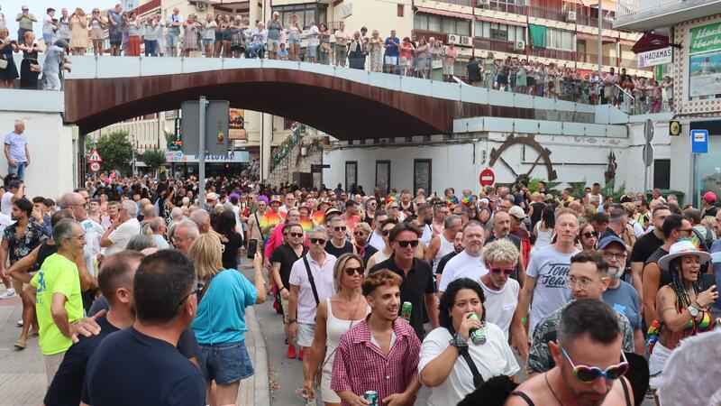 El multitudinario desfile del Benidorm Pride inunda la ciudad de colorido y diversión 