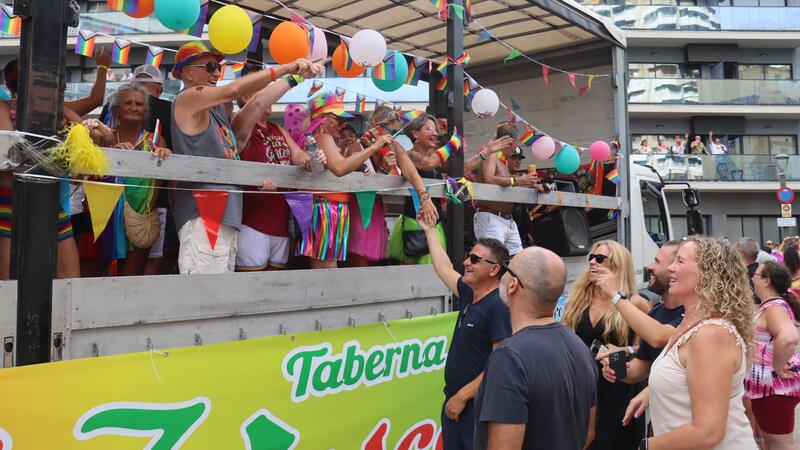 El multitudinario desfile del Benidorm Pride inunda la ciudad de colorido y diversión 