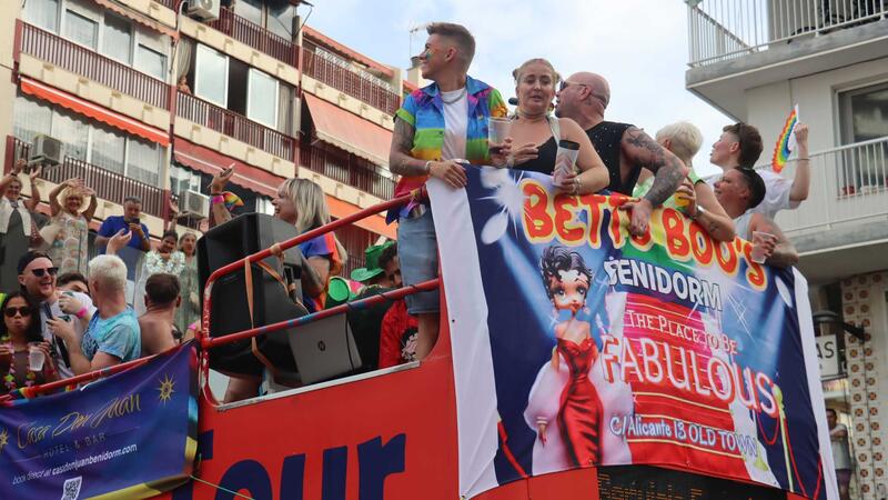 El multitudinario desfile del Benidorm Pride inunda la ciudad de colorido y diversión 