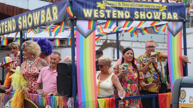 El multitudinario desfile del Benidorm Pride inunda la ciudad de colorido y diversión 