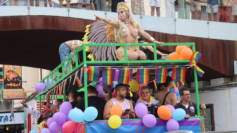 El multitudinario desfile del Benidorm Pride inunda la ciudad de colorido y diversión 