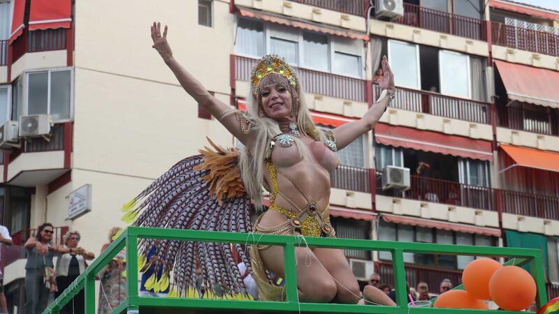 El multitudinario desfile del Benidorm Pride inunda la ciudad de colorido y diversión 