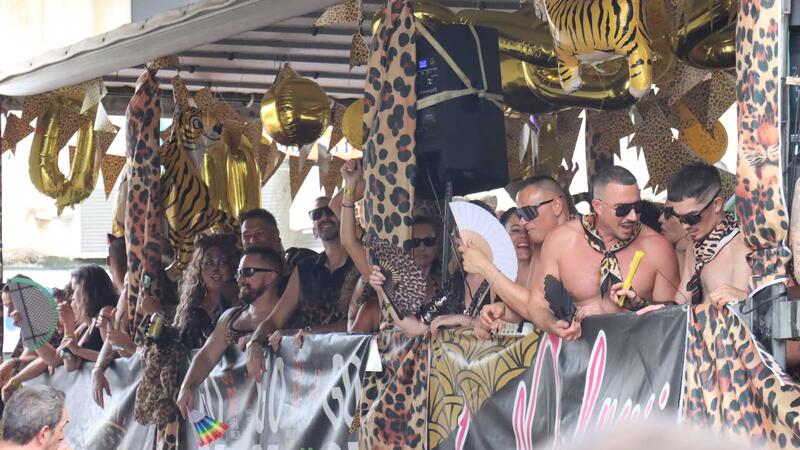 El multitudinario desfile del Benidorm Pride inunda la ciudad de colorido y diversión 
