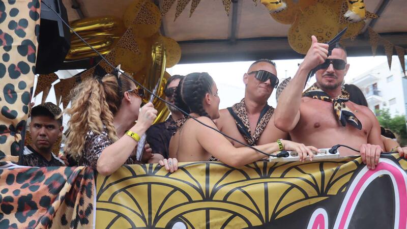 El multitudinario desfile del Benidorm Pride inunda la ciudad de colorido y diversión 