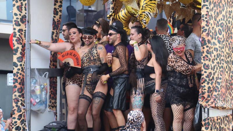 El multitudinario desfile del Benidorm Pride inunda la ciudad de colorido y diversión 