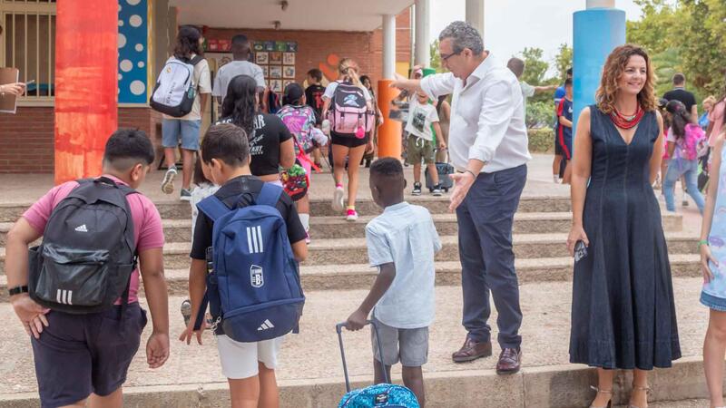 Más de 10.000 niños y adolescentes inician el curso en colegios e institutos de Benidorm 