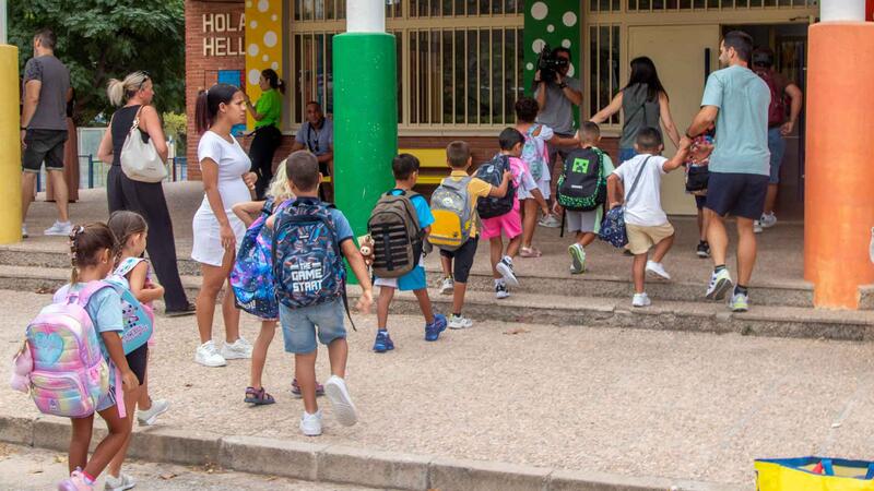 Más de 10.000 niños y adolescentes inician el curso en colegios e institutos de Benidorm 