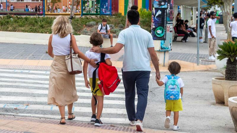 Más de 10.000 niños y adolescentes inician el curso en colegios e institutos de Benidorm 
