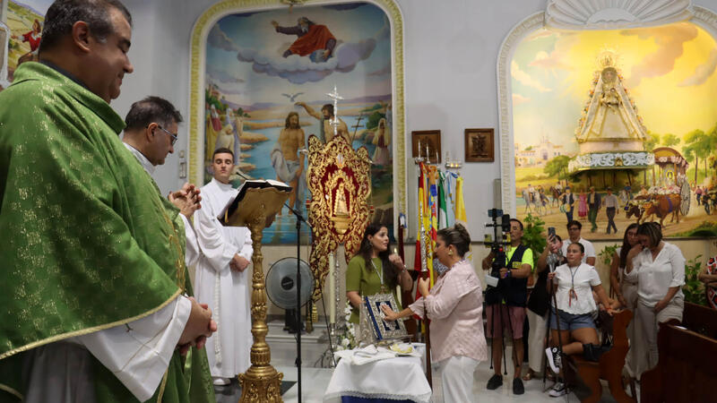 Rocío Brotherhood awards María del Carmen Amador the medal of president of the brotherhood