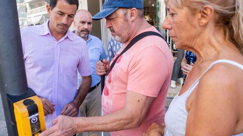 Benidorm adapta el paso semafórico de Ruzafa a las personas invidentes