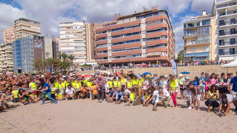 Benidorm devuelve al mar nueve ejemplares de tortuga boba que nacieron hace un año en la playa de Poniente 