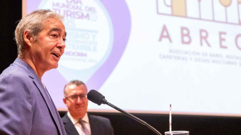 Benidorm recognizes the tourism contributions of Jet2Holidays, Grupo Social ONCE, AVE, and Abreca on World Tourism Day