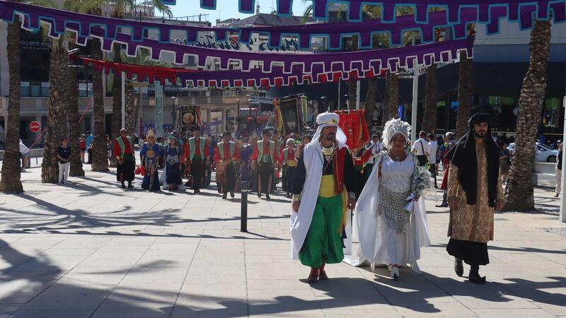 Moors and Christians in Benidorm cease clashes after the reading of the "Parliament of Peace" before hundreds of people