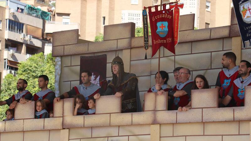 Moors and Christians in Benidorm cease clashes after the reading of the "Parliament of Peace" before hundreds of people