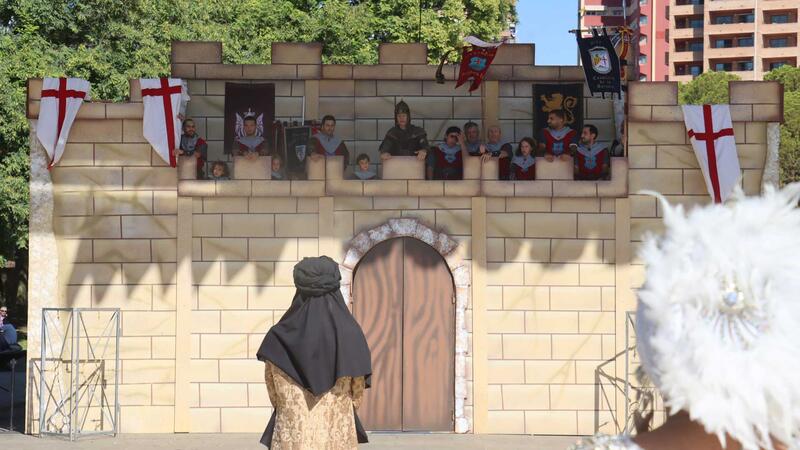 Moors and Christians in Benidorm cease clashes after the reading of the "Parliament of Peace" before hundreds of people