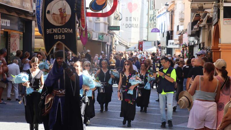 Moors and Christians in Benidorm cease clashes after the reading of the "Parliament of Peace" before hundreds of people