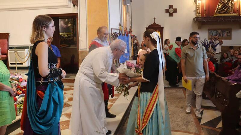 Moors and Christians in Benidorm cease clashes after the reading of the "Parliament of Peace" before hundreds of people
