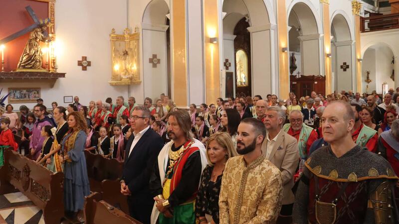 Moors and Christians in Benidorm cease clashes after the reading of the "Parliament of Peace" before hundreds of people