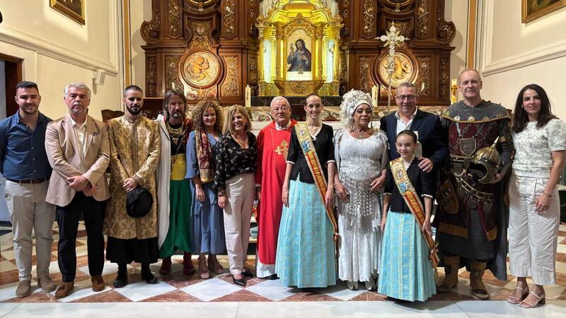 Moors and Christians in Benidorm cease clashes after the reading of the "Parliament of Peace" before hundreds of people