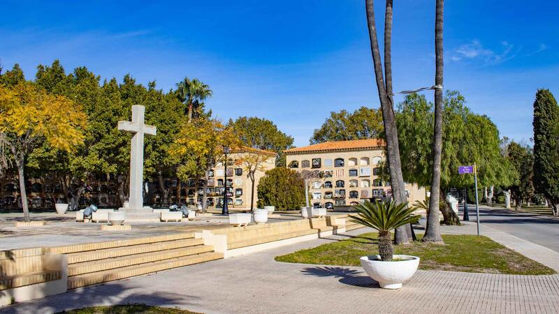 Benidorm improves the decoration of cemeteries and flowerbeds with more than 12,000 plants