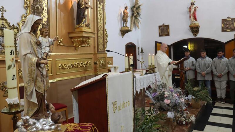 Els ‘fadrins’ de 2025 inician las fiestas de la Mare de Déu del Roser con una misa en la Ermita