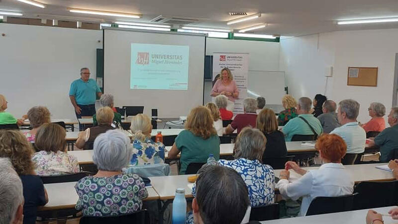 El programa AUNEX de Benidorm comença el curs amb mig centenar d