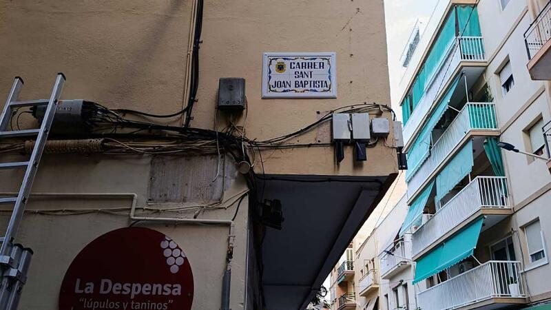 Benidorm inicia la segunda fase de reposición de las placas del callejero en el casco urbano