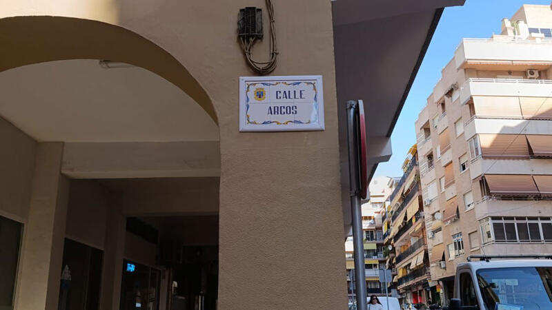 Benidorm inicia la segunda fase de reposición de las placas del callejero en el casco urbano