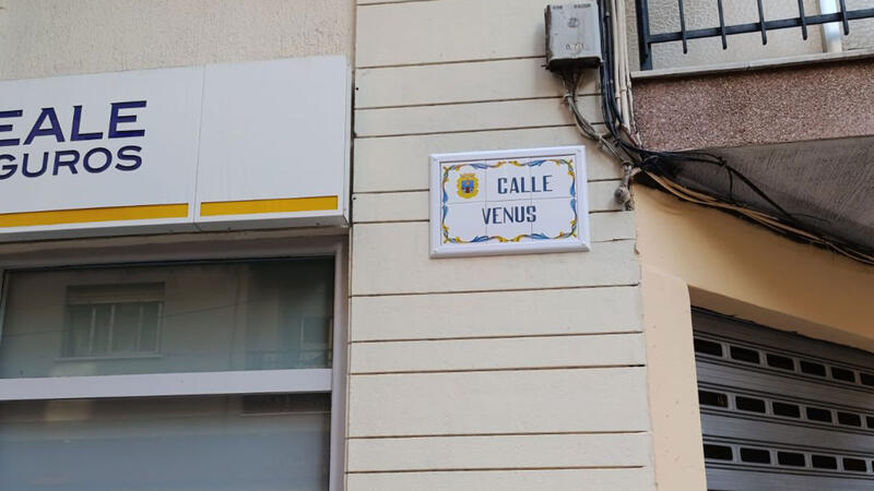 Benidorm inicia la segunda fase de reposición de las placas del callejero en el casco urbano