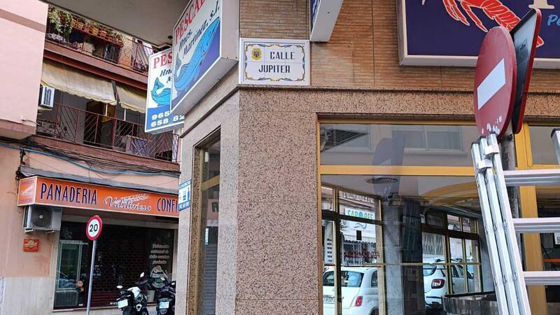Benidorm inicia la segunda fase de reposición de las placas del callejero en el casco urbano