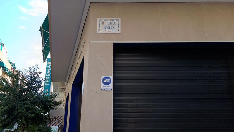 Benidorm inicia la segunda fase de reposición de las placas del callejero en el casco urbano