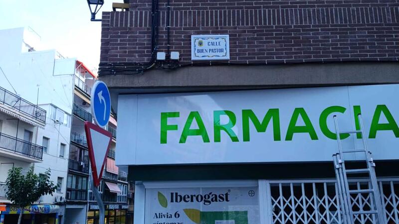 Benidorm inicia la segunda fase de reposición de las placas del callejero en el casco urbano