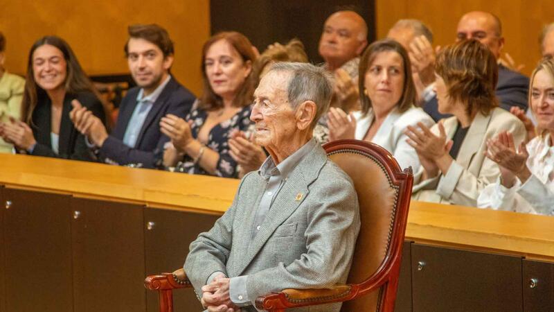 José Luis Sarrió García recibe el reconocimiento como Vecino Ejemplar de Benidorm 2025